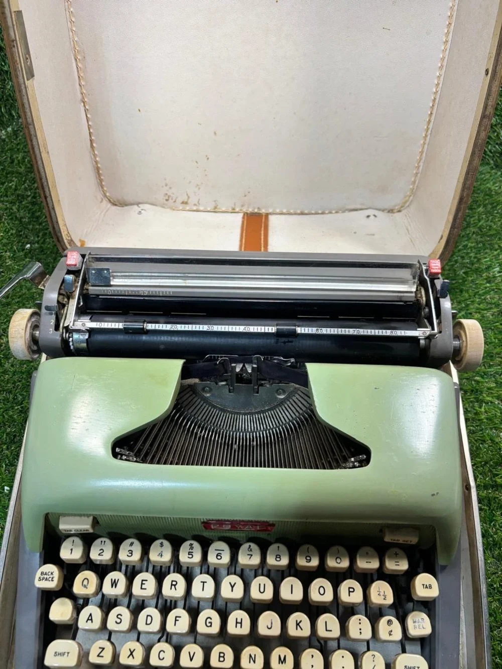 Vintage Royal Safari Portable Manual Typewriter Green with Case